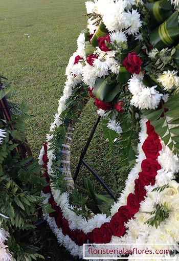 Coronas de rosas rojas a cementerio en Guatemala